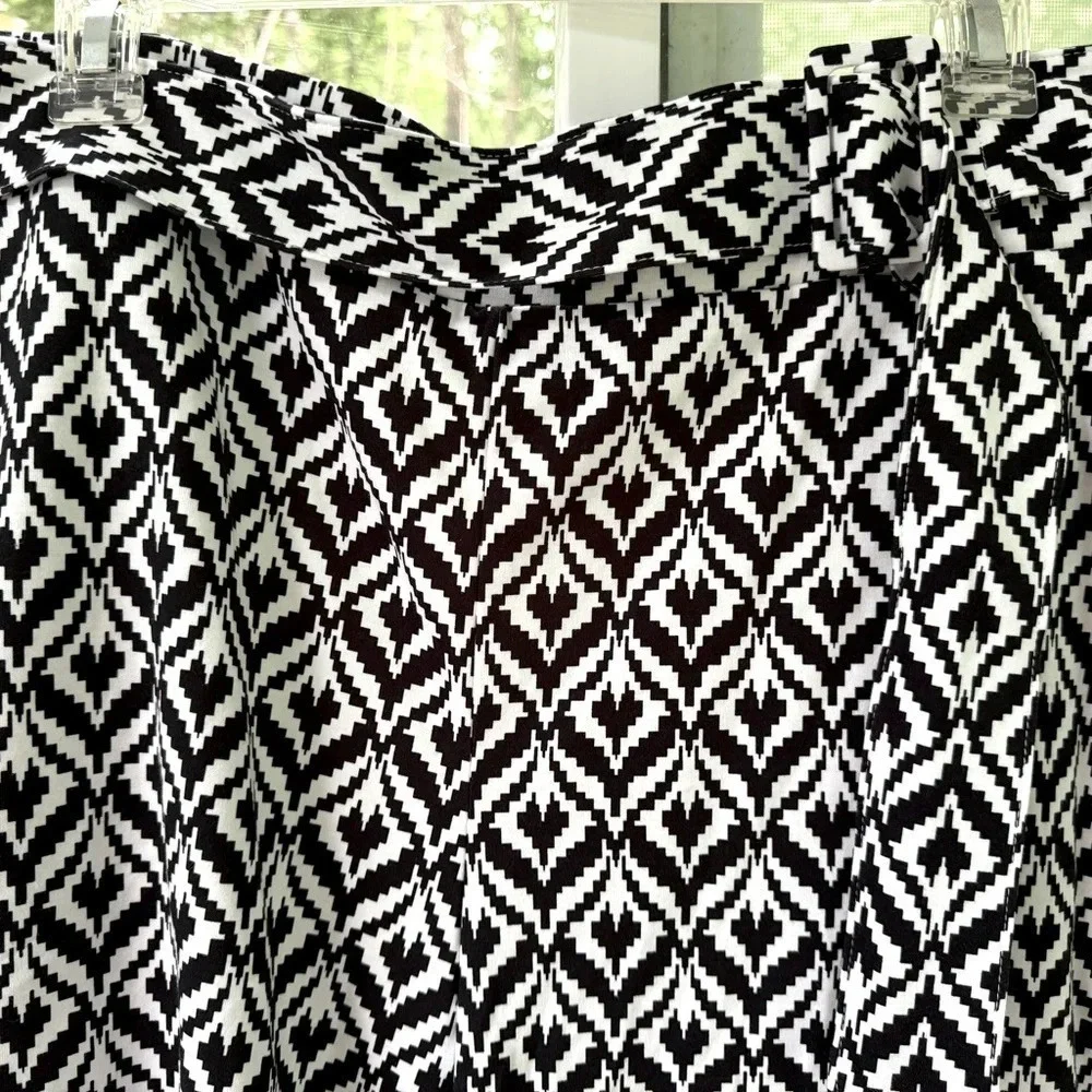 NY & Company L Geometric designed B&W Skort w/belt and side pockets. Flared legs